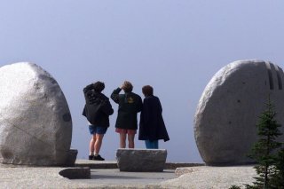 Des femmes scrutent l'océan à l'occasion d'une visite au mémorial du crash (archives).